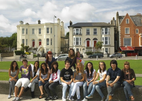 Grupo de estudiantes frente al centro de estudios